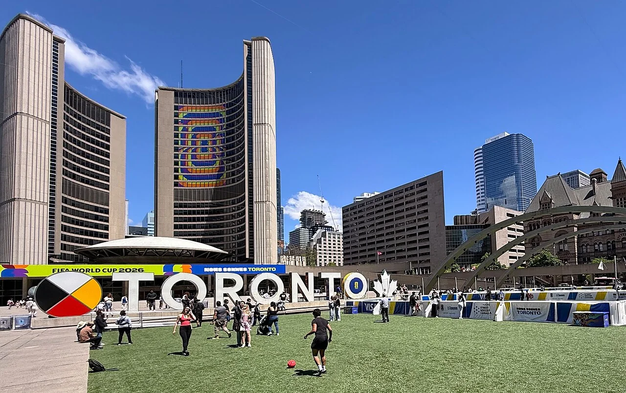شهرداری تورنتو و میدان Nathan Phillips Square در جریان برنامه‌های جام جهانی، مه ۲۰۲۶